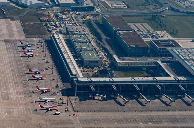 Blick auf einen Flughafen von oben