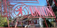 Einfahrt mit Logo des FC Union Berlin