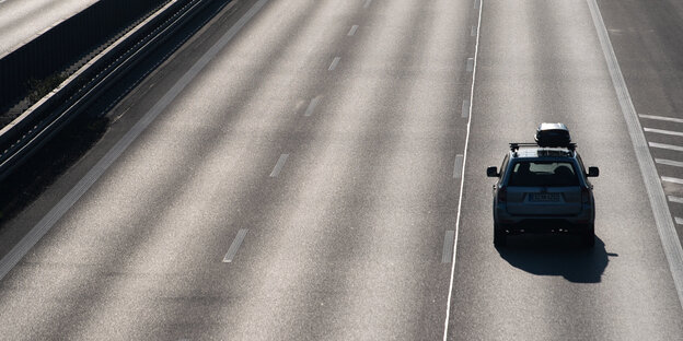 Ein Auto mit Gepäckträger fährt am ersten Samstag der Osterferien auf der Autobahn A8.