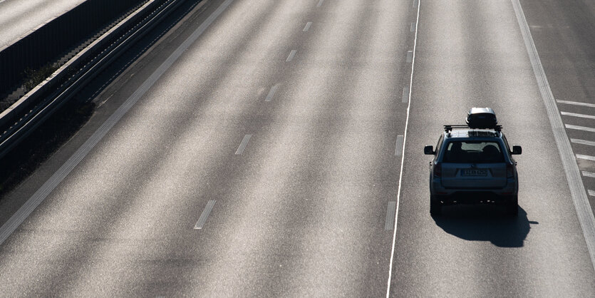 Ein Auto mit Gepäckträger fährt am ersten Samstag der Osterferien auf der Autobahn A8.