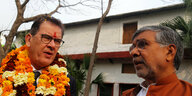 Entwicklungsminister Gerd Müller (CSU) mit Friedensnobelpreisträger Kailash Satyarthi; Müller trägt Blumenkränze und Gesichtsbemalung