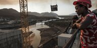 Arbeiter auf Riesenbaustelle am Nil