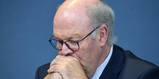 Hans-Joachim Grote sitzt im November 2019 bei einer Pressekonferenz im Landeshaus.