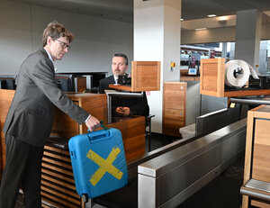 Flughafenchef Lütke Daldrup bei einem Testlauf mit koffer