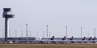 Der Tower des BER mit einigen Flugzeugen