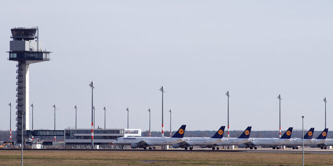 Der Tower des BER mit einigen Flugzeugen