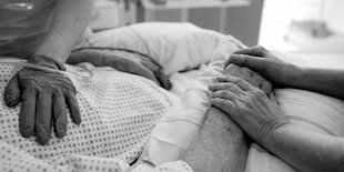 Krankenschwestern betreuen in einem Krankenhaus einen Patienten auf einer Intensivstation