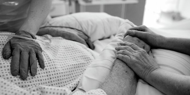 Krankenschwestern betreuen in einem Krankenhaus einen Patienten auf einer Intensivstation