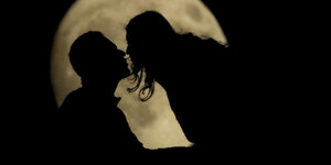 Ein Kuss im Mondschein.