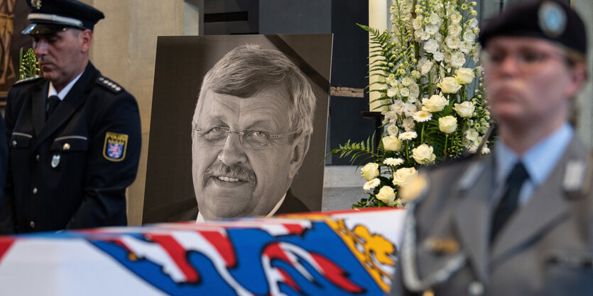 Ein Bild von Walter Lübcke und sein Sarg bei einem Trauergottesdienst in Kassel im Juni 2019