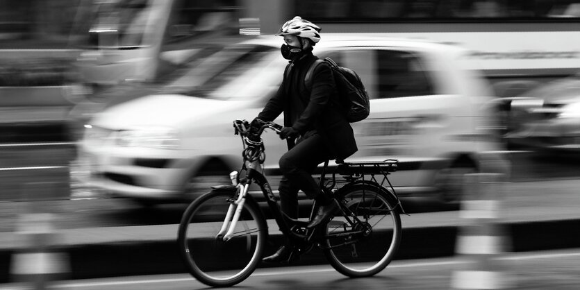 Ein Fahrradfahrer radelt mit auf dem Radweg