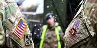 Nahaufnahme der Uniformabzeichen eines britischen und eines US-Soldaten