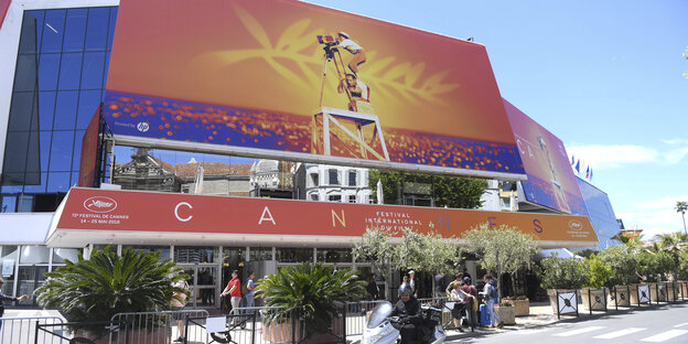 Vor dem Eingang des Filmfestivalpalastes in Cannes, im Hintergrund: strahlend-blauer Himmel