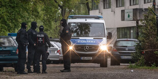 Einsatzkräfte stehen an der Straße vor der Moschee der Al-Mustafa-Gemeinschaft in Bremen.