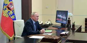 Wladimir Putin sitzt allein in seinem Büro