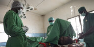 Ärzte in schutzkleidung stehen in einem OP-Saal im Krankenhaus von Koyom in Tschad