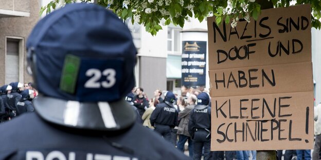 Rechtsextreme demonstrieren in Chemnitz auf der Straße