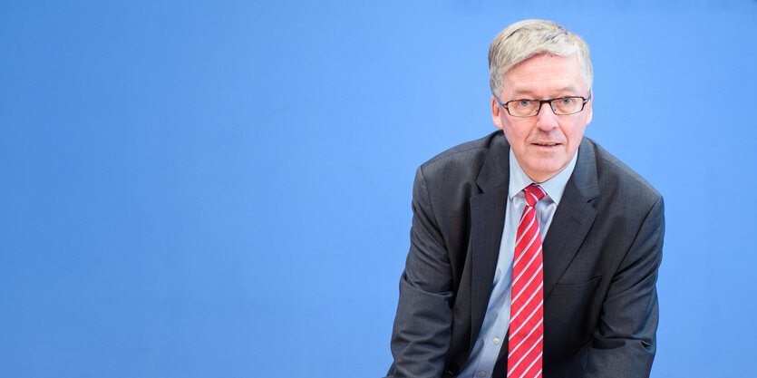 Hans-Peter Bartels (SPD), Wehrbeauftragter des Deutschen Bundestages, stellt in der Pressekonferenz seines Jahresbericht in der Bundespressekonferenz vor.