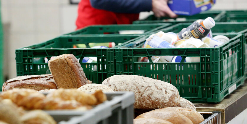 Lebensmittel werden in der Ausgabestelle der Essener Tafel einsortiert