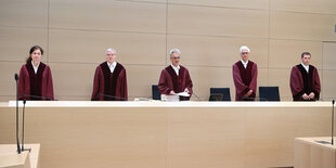 Der Erste Zivilsenat beim Bundesgerichtshof (BGH), Jörn Feddersen (l-r), Christian Löffler, Thomas Koch (Vorsitz), Martina Schwonke und Bernd Odörfer, verkündet das Urteil zu einer Klage gegen den Komponisten und Produzenten Moses Pelham