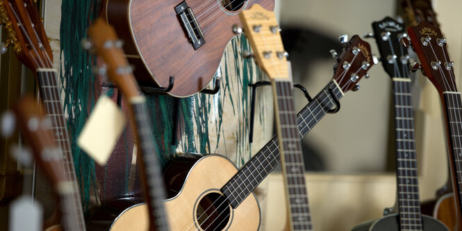 Viele Ukulelen bei einem Pressevent zum ersten Ukulele-Festival in Berlin im Jahr 2012