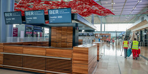 Der BER kann bald öffnen: Techniker und Arbeiter sind in der Abflughalle des neuen Flughafens Berlin-Brandenburg Willy-Brandt unterwegs