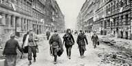 Berlin im Jahr 1945: russische Soldaten gehen durch eine Straße