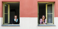 Christiane Mück-Hannemann und Juliane Moosdorf vom Frauenhaus Brandenburg an der Havel schauen aus jeweils einem Fenster