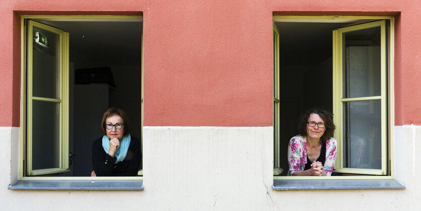 Christiane Mück-Hannemann und Juliane Moosdorf vom Frauenhaus Brandenburg an der Havel schauen aus jeweils einem Fenster