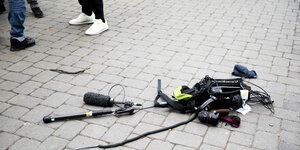 Die Ausrüstung eines Kamerateams liegt auf der Straße.