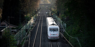 ein ICE fährt auf eine Strecke bei Bochum