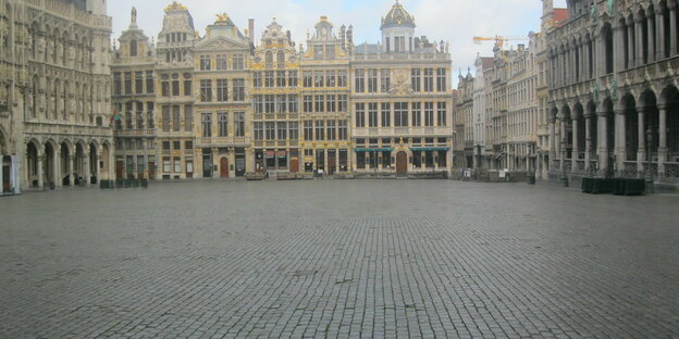 Ein menschenleerer Platz in Brüssel