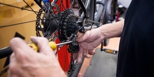 Einblicke in eine Fahrradwerkstatt und in die Servicearbeiten bzw. Reparaturen an E-Bikes