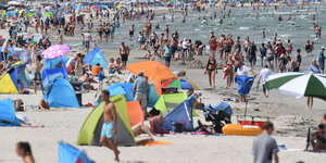 Viele Menschen drängen sich am Strand