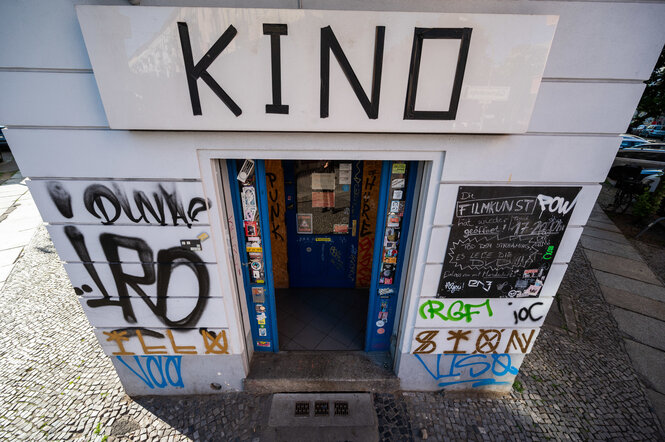 ein Schild Kino über einem Geschäftseingang