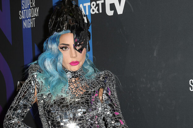 Sängerin Lady Gaga mit blauer Perrücke und schwarzem Kopfschmuck bei einem offiziellen Fototermin