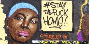 Graffiti mit dem Slogan "stay the fuck home" in Berlin