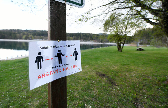 Abstandsregelung auf dem Wanderweg