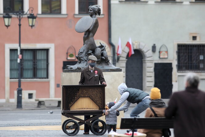 Drehorgelspieler auf der Straße