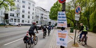 Radfahrer fahren über einen breiten Radweg