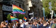Menschen mit Regenbogen-Fahnen beim Bremer CSD