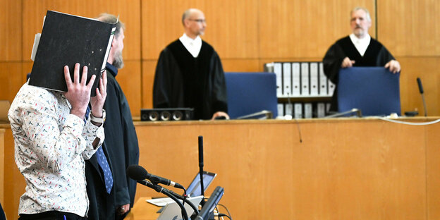 Angeklagter steht vor Gericht, Frankfurt
