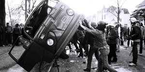 Demonstranten werfen Bundeswehrfahrzeug