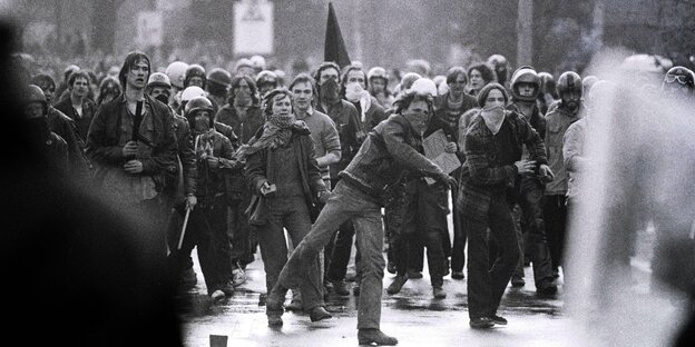 Demonstranten werfen Steine, 1980 Bonn