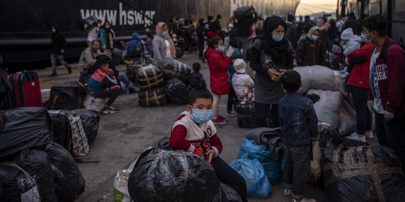 Migranten, die aus dem Lager Moria auf der Insel Lesbos mit einem Schiff gekommen sind, gehen im Hafen von Piräus bei Athen an Land.