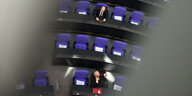 Politiker sitzen im Bundestag auf ihren Sitzen und werden von oben fotografiert