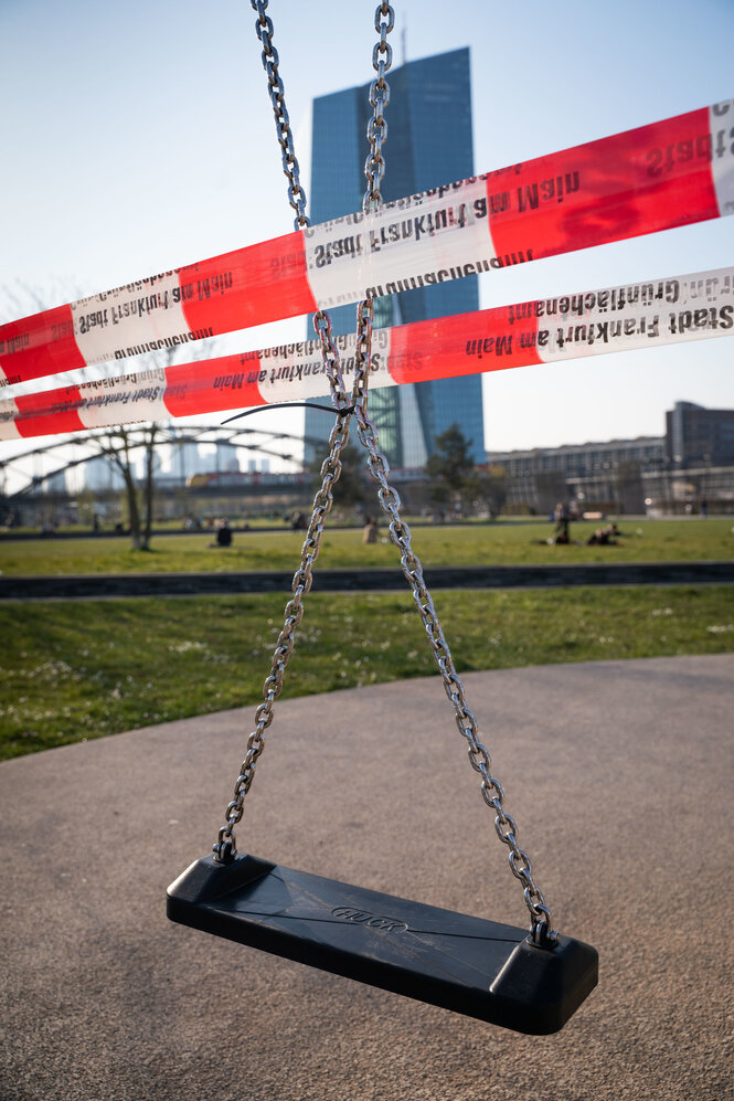 EZB-Gebäude in Frankfurt, ein gesperrter Spielplatz davor.