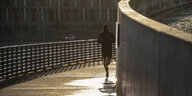 Joggen statt Manschaftssport: Ein Mann läuft am Morgen durch das Berliner Regierungsviertel