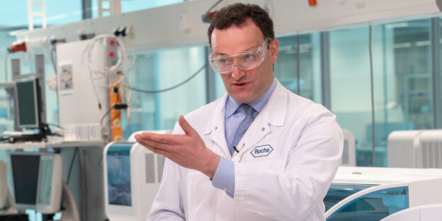 ns Spahn (CDU, r), Bundesgesundheitsminister, spricht während eines Besuchs im Roche-Entwicklungslabor für den neuen serologischen Antikörpertest Elecsys Anti-SARS-CoV-2 Test