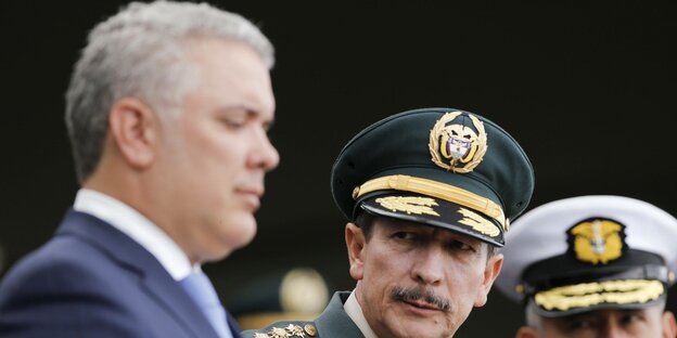 Bei einem offiziellen Staatsanlass steht der ehemalige kolumbianische General Nicacio Martínez neben dem Präsident Iván Duque
